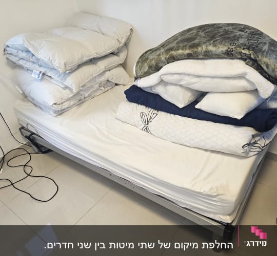 מיטה עם מצעים מקופלים וערימת כריות